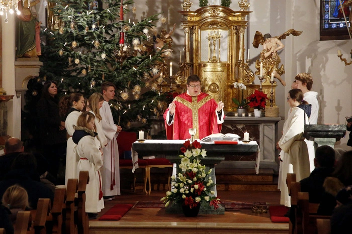 ...zelebrierte Pfarrer Maciej Trawka den Gottesdienst am Stefanitag.