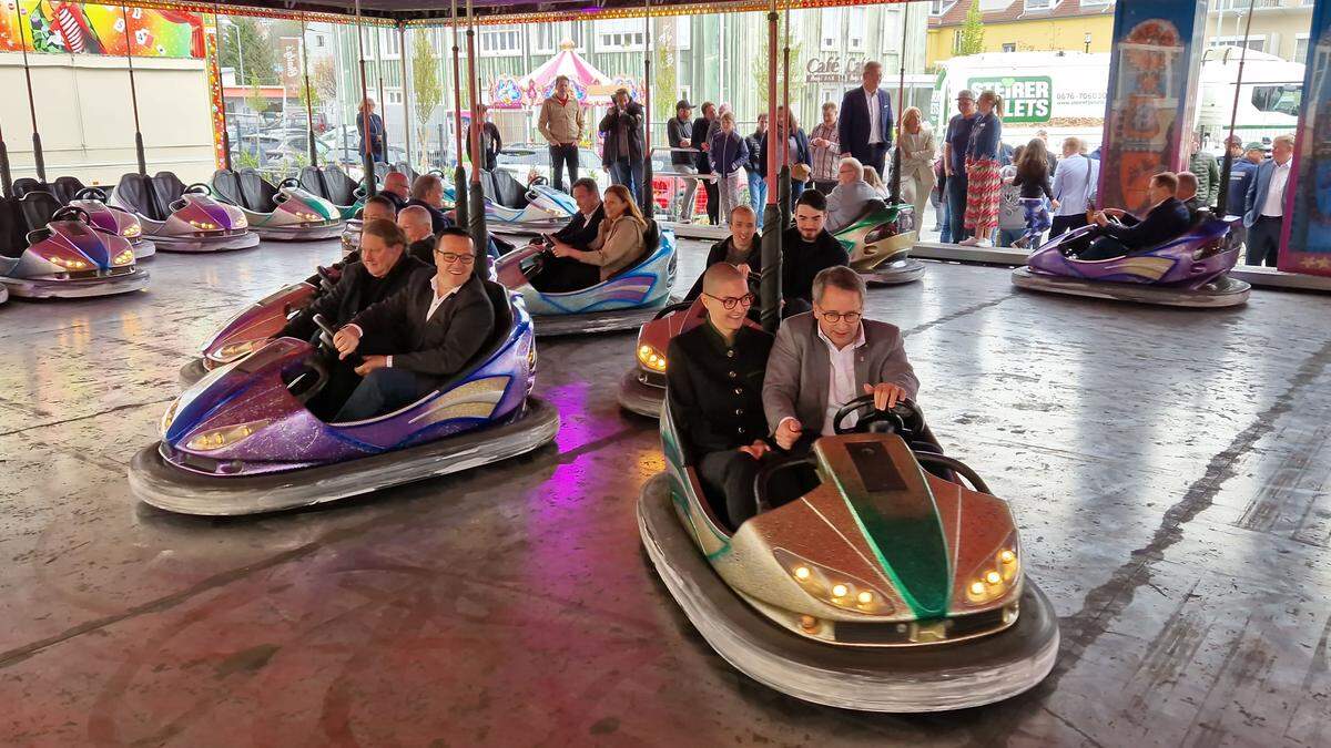 Die Leistungsschau Lipizzanerheimat wurde bereits traditionell mit einer Autodromfahrt der Ehrengäste eröffnet (am Foto Rosentals Bürgermeister Johannes Schmid und Stellvertreterin Martina Weixler)