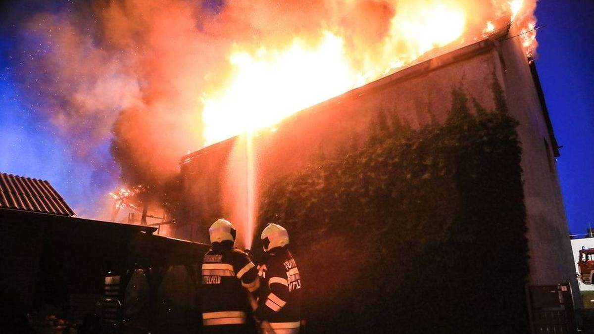 Der Dachstuhl stand in Vollbrand