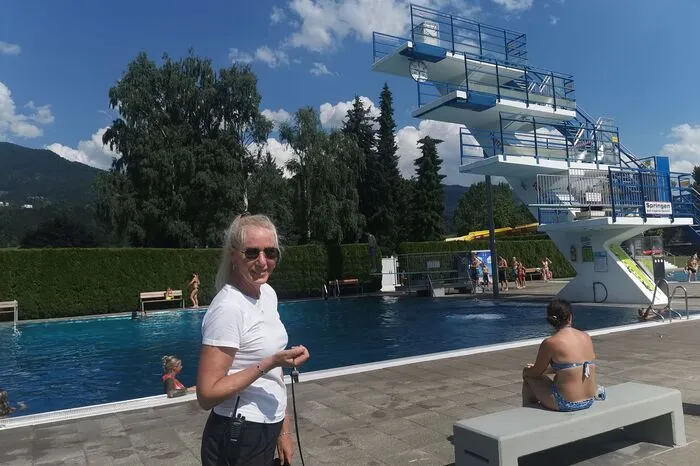 Seit 2013 ist Nataliya Weinberger (54) Bademeisterin im Stadionbad Wolfsberg. Auch technische Aufgaben gehören dazu. "Das Erlernen der Technik war anfangs die größte Herausforderung: die chemischen Analysen, das Filterwechseln oder das Rückspülen“, sagt die Schwimmtrainerin: „Das Schönste an meinem Job ist, dass ich jede Menge nette Leute treffe.“