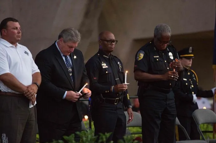 Dallas Polizeichef David Brown (2.v.l.) hielt eine Rede auf die Verstorbenen und Verletzten Attentats.