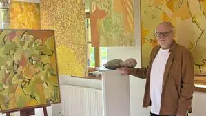 Manfred Sonnenberg in seinem Atelier in Wielitsch: Der Maler, Keramiker und Bildhauer zeigt am 12. Juni Werke aus mehreren Jahrzehnten