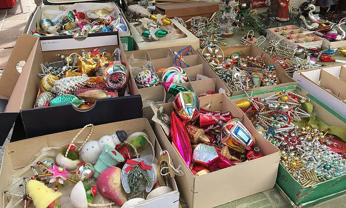 Sogar Weihnachtsschmuck findet man am Flohmarkt. 
