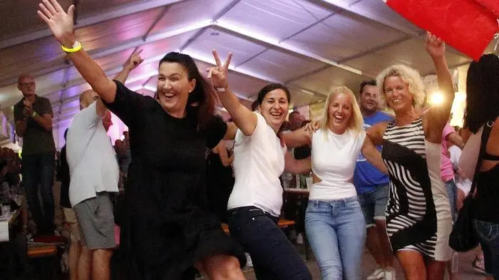 Vergnügungspark, Zuckerwatte und ein großes Partyzelt lockten eine Vielzahl von Besuchern auf das große Strandbadgelände.