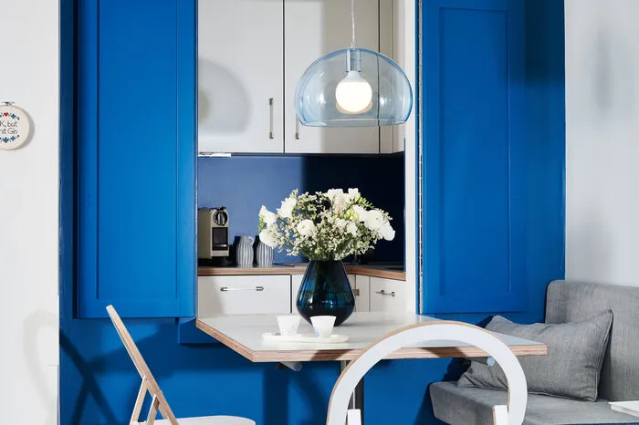 Doch wie genügend Sitzgelegenheiten für die fünfköpfige Familie schaffen? Die Lösung der Interior-Designerin lautete: zusammenklappbare Sessel, die sie gemeinsam mit dem Möbel- und Produktdesigner Lukas Klingsbichel entwarf.