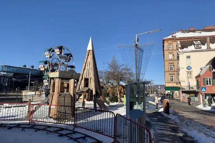 Ringelspiel und Karussell kamen vor der Franziskaner Kirche am Sonntag schon ab Mittag zum Einsatz.