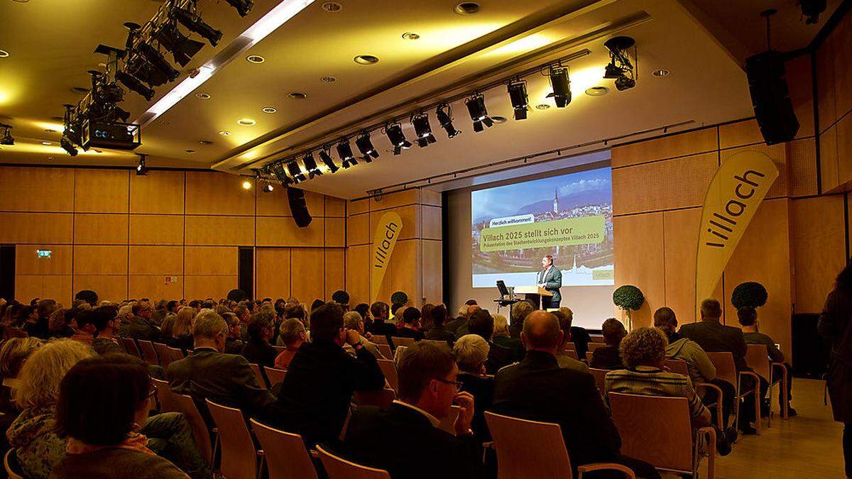 Viele Besucher ließen sich das neue Stadtentwicklungskonzept im Congress Center präsentieren