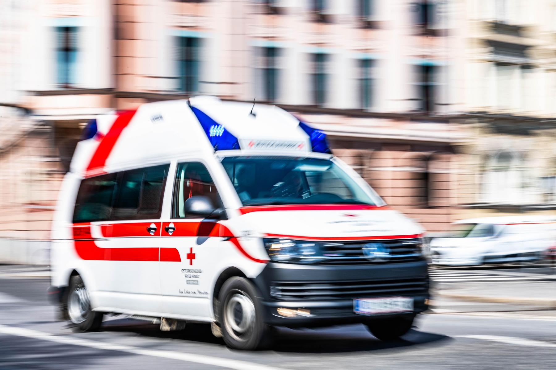 Wuchtiger Aufprall: Drei Verletzte nach Unfall mit Rettungsfahrzeug in Graz