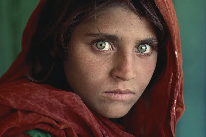 Unter den Bildern, die gezeigt werden, ist auch die bekannteste Arbeit von Steve McCurry. Das Foto eines afghanischen Mädchens, das 1985 auf dem Cover der Zeitschrift National Geographic zu sehen war.