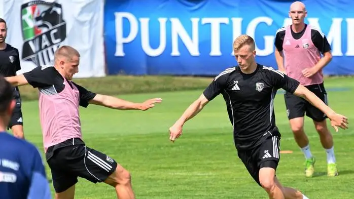 Marco Sulzner (rechts) und Fabian Wohlmuth duellieren sich im Training, im Spiel und abseits des Platzes sind die beiden eine tolle Einheit