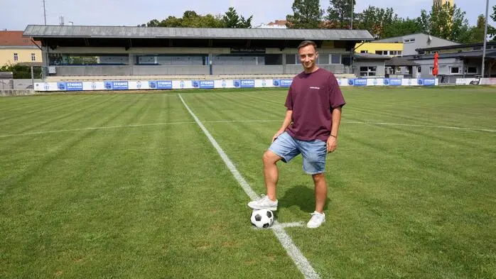 GAK-Profi Tobias Koch am Sportplatz in Straß, wo alles begann