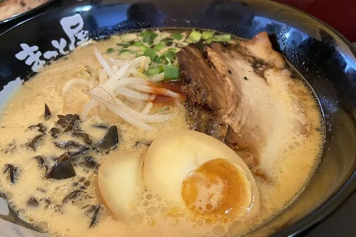 Das Signature-Dish: Gyujan-Ramen mit - überraschend milchig-heller - Rinderknochenbrühe