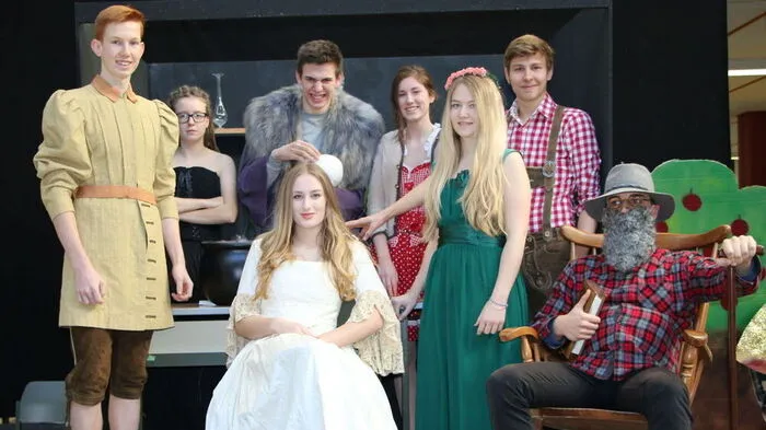 Laura Schmidt (vorne) und das Ensemble