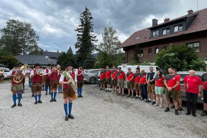 Nach dem Auftakt durch die Trachtenkapelle spielten unter anderem die „Gamsbratlmusi“ und die Gruppe „Alpis“