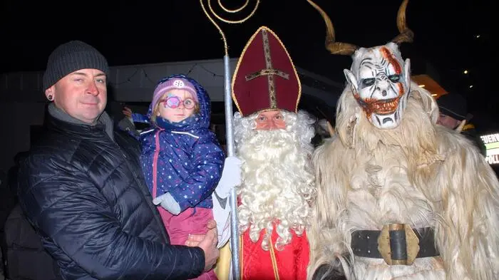 Mit großer Spannung wurde von vielen Kindern und ihren Eltern die Ankunft von Krampus und Nikolaus beim Feuerwehrhaus in Pöllau bei Gleisdorf erwartet.