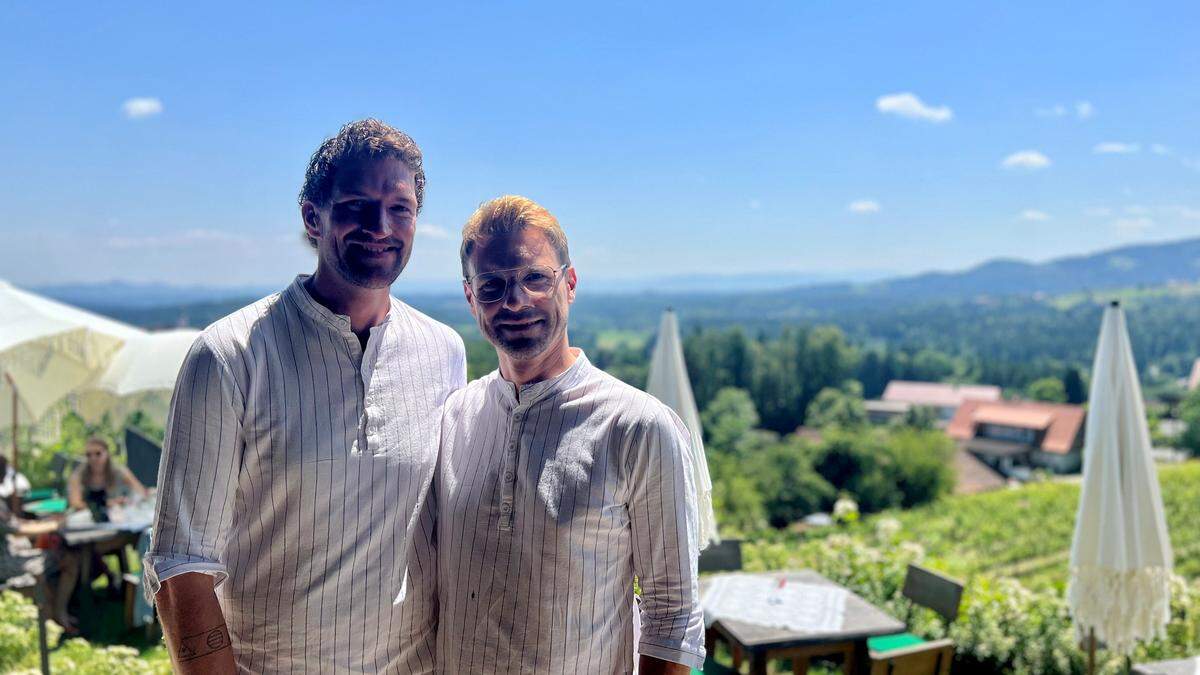 Alexander Strohmaier (rechts) ist mit seinem Lebensgefährten Lukas Steinwender für die operative Leitung des Winzer-Restaurants zuständig