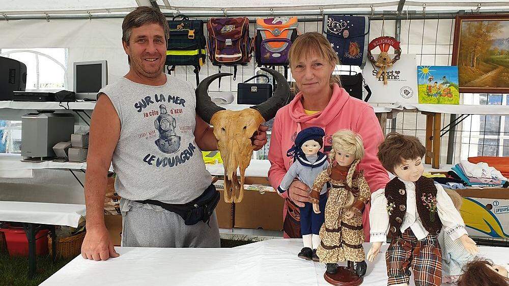 Peter Sorokiwsky und seine  Lebensgefährtin Andrea Hoi sind seit 15 Jahren am Flohmarkt in Viktring vertreten.