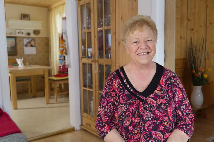 Eva Maria, 72-jährige Fahrlehrerin in Pension aus Niederösterreich, ist sich sicher: „Das Wichtigste für mich ist jemand, der zu mir passt, weil er ein Herz, ein Hirn und Humor hat. Also die drei H.“ Tierliebend soll er bitte auch sein. Aber, „reich braucht er nicht sein, ich bin es auch nicht. Ich bin nur reich an Liebe.“ Eva Maria stellt nicht nur gern selbstgemachten Eierlikör her, sie singt auch mit Freude und widmet sich ihrem Hobby, der Reiki-Energiearbeit. 18 Jahre lang war Eva Maria verheiratet. Die große Liebe kam danach. Dachte sie, denn: „was bei drei nicht am Baum war, hat ihm gehört. Damit komm‘ ich nicht zurecht.“ Eine rein platonische Beziehung hat die Weinviertlerin übrigens nicht im Sinn: „Ein bissl Erotik wär schon nicht schlecht.“ Und, sie freut sich schon „auf ganz viele Liebesbriefe.“ Das wäre schön!“