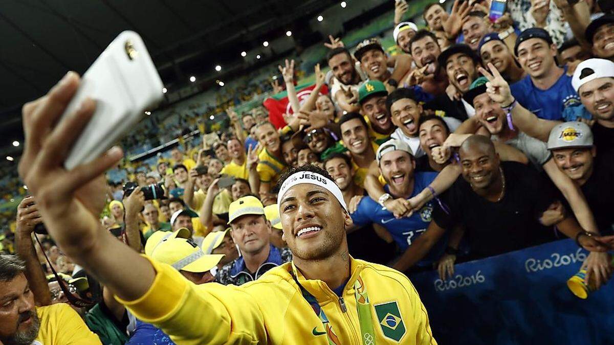Neymar ist zufrieden - mit Gold und der Tätowierung