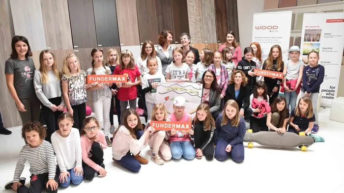 30 Mädchen der Volksschulen St. Veit, Kraig und Meiselding lernten am Donnerstag auf spielerische Art die Forschung und Entwicklungs-Abteilungen bei Fundermax und Wood K plus in St. Veit kennen.