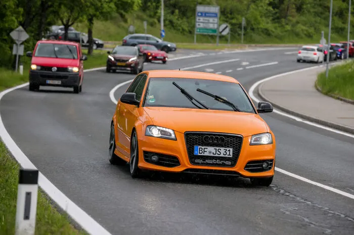GTIler führten ihre getunten Autos vor.