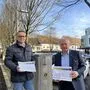 Achim Konrad, Leiter der Abteilung Bau der Stadtgemeinde Feldbach, und Bürgermeister Josef Ober präsentieren die Maßnahmen zur Stromreduktion bei der Straßenbeleuchtung