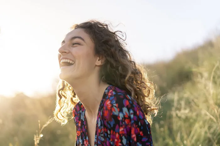 3. Locken Styling mit dem Glätteisen. Die Haare in mitteldicke Strähnen teilen. Anschließend mit einer Drehbewegung (ca. 90°) gleichmäßig nach unten ziehen. Profi-Tipp: Spitzen auslassen, denn so bekommt man den angesagten Messy-Look. Nun werden Strähne für Strähne gewickelt bzw. gedreht (zum Ansatz etwas Abstand lassen). Damit die Wellen an den Vorderpartien entsprechen fallen ist unbedingt darauf zu achten, dass die Haare vom Gesicht weggedreht bzw. gewickelt werden. Anschließend die Haar etwas auskühlen lassen, Trockenshampoo oder Sea Salt Spray hinzufügen und die Haare mit den Händen aufschütteln.