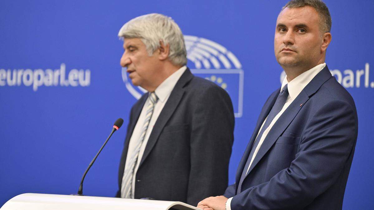 Plamen Pavlov und Vladimir Mitov bei einer Pressekonferenz zur bulgarischen Position gegenüber Nordmazedonien im Europäischen Parlament.