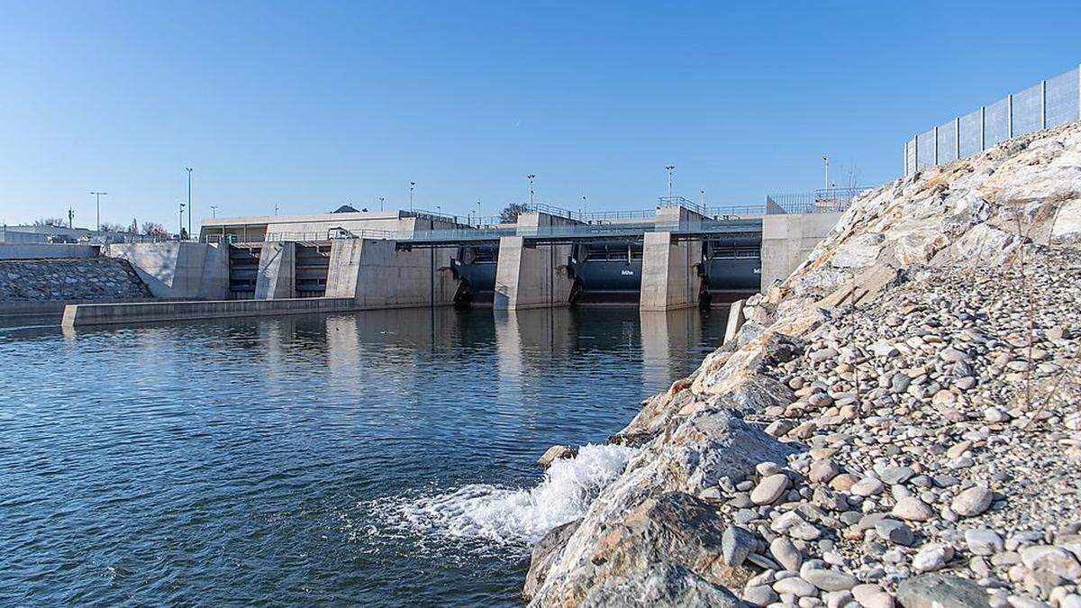 Der niedrige Wasserstand in den Flüssen lässt die Stromerzeugung sinken. Im Bild: Das Murkraftwerk in Graz