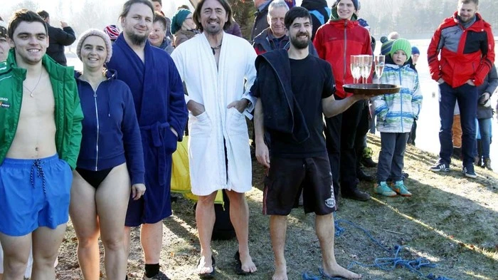 Zu Jahresbeginn trafen sich in der Schachblumengemeinde zwölf mutige Schwimmer...