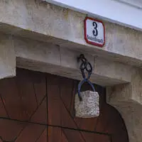 Der „raue Stein“ als Symbol der Freimaurer am Eingang zum Sitz der Großloge in Wien