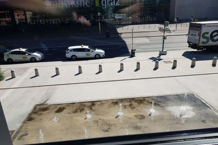 Für eine schnelle Abkühlung zwischendurch empielt sich auch ein kleiner Spaziergang über den Brunnen vor dem Styria Media Center gegenüber der Stadthalle. Dann sind die Beine zwar nass - aber das ist an heißen Tagen ja gar nicht mal so schlecht ...