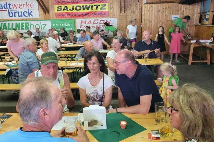 In der Festhalle herrschte trotz hochsommerlicher Temperaturen ausgelassene Stimmung