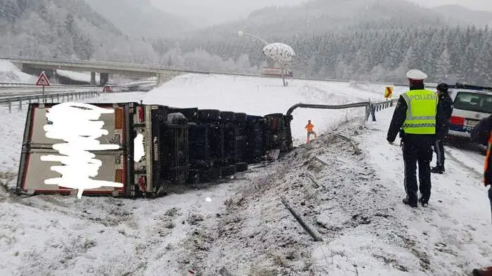 Ein mit Milchprodukten beladener Lkw kippte am Montag bei der Autobahnauffahrt Kapfenberg um.