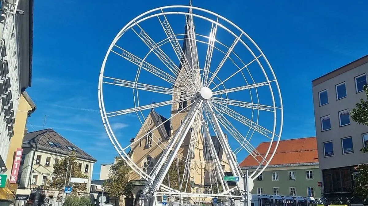 Das Riesenrad am Nikolaiplatz steht
