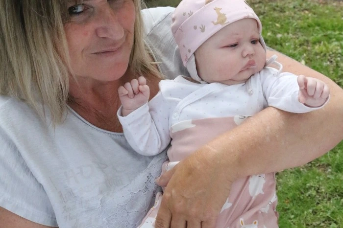 Mitten unter den rund 100 Babys gesehen wurden unter anderen Frater Paulus Kohler oder der kaufmännische Direktor des Krankenhauses, Manfred Kraßnitzer.