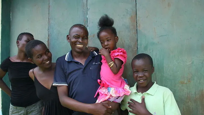 In Kenia ein ungewöhnliches Familienbild: Tom Onyango kümmert sich aktiv um seine Kinder