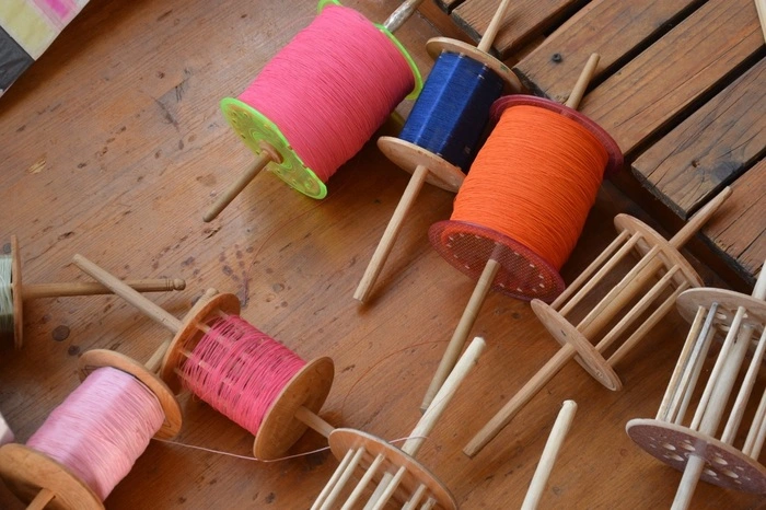 . . . die "Hauptdarsteller" nach einer traditionellen afghanischen Technik gebastelt: bunte Drachen.