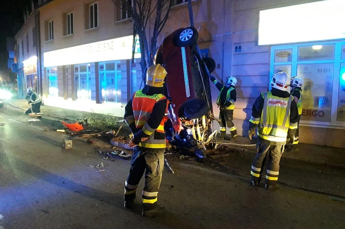 Der Einheimische und ein um fünf Jahre älterer Insasse wurden verletzt.
