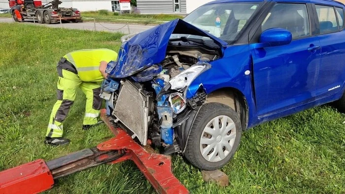 Das Fahrzeug wurde bei der Kollision schwer beschädigt