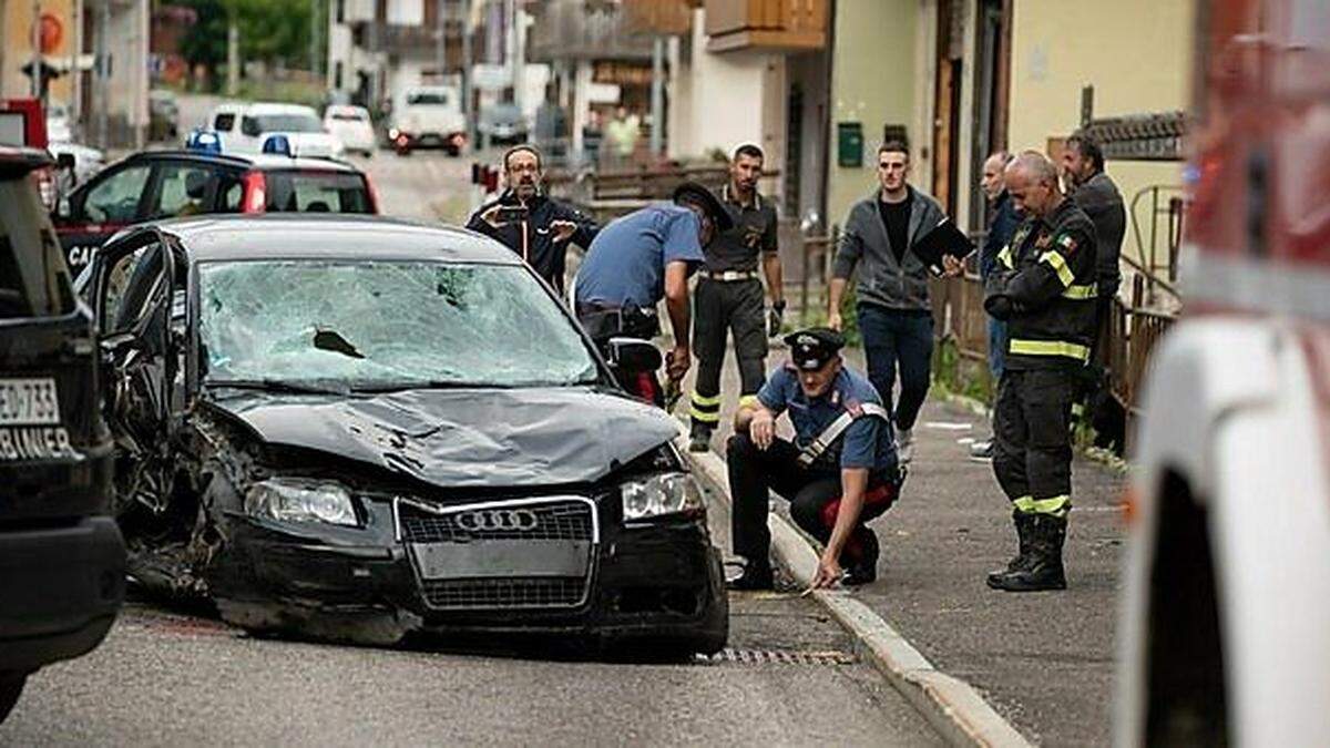 Am Unfallort stellten Carabinieri auch den Unfallwagen sicher
