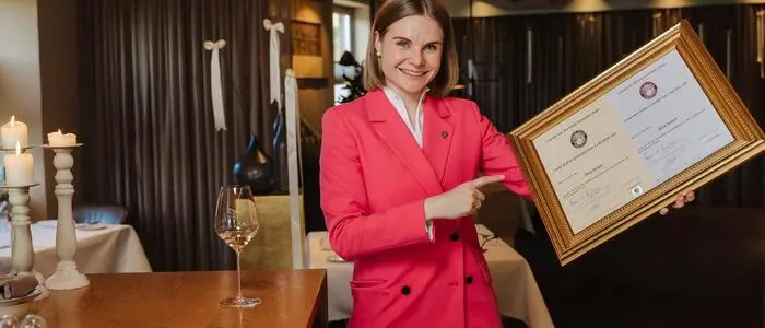 Ausgezeichnet: Nina Fink ist mit gerade einmal 27 Jahren von Gault & Millau zur Sommelière des Jahres 2027 gewählt worden