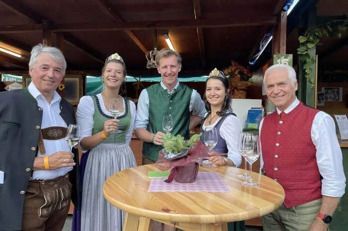 Weinbaudirektor Werner Luttenberger, Weinkönigin Katrin Dokter, Organisator Martin Palz, Weinhoheit Beatrix Luttenberger und Leibnitzer Bürgermeister Helmut Leitenberger standen bei einem Glas Muskateller zusammen.