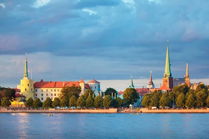 Glücklich, wer just in der Johannisnacht, dem 23. Juni, in der Hauptstadt Riga bei den Blumenkindern des Baltikums zu Gast ist. Es wird bis zum Morgengrauen in der herausgeputzten Altstadt gefiedelt, getanzt und gesungen, denn frühzeitiges Heimgehen würde Unglück bedeuten. Wer ist da nicht gerne abergläubisch?
