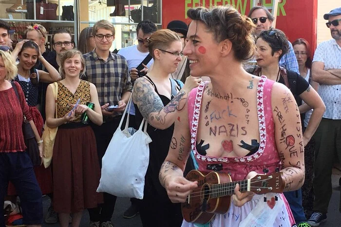 Etwas aus dem Aufsteirer-Rahmen fielen auch die Botschaften, die Fans der Künstlerin auf die Haut schrieben: "Your dirndl does not define me" stand da neben "Fuck Nazis" zu lesen.