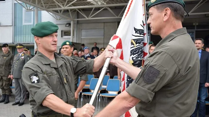 Oberst Bernhard Köffel war fünf Jahre lang Bataillonskommandant. Am Freitag übergab er Brigadier Jürgen Wörgötter, Kommandant der 7. Jägerbrigade, das Feldzeichen.