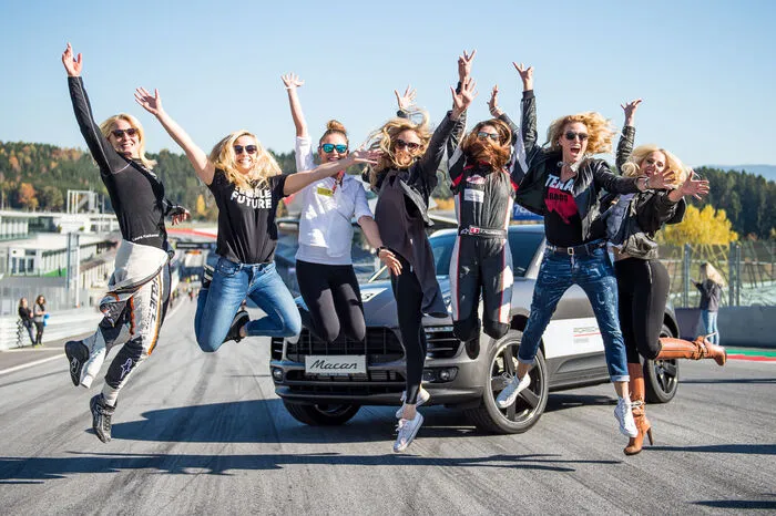 Die Damen wurden bei Top-Speeds bis 217 km/h von vier Instruktorinnen begleitet und geschult: Die Rennfahrerinnen Cyndie Allemann (Schweiz), Mikaela Ahlin-Kottulinsky (Schweden), Christina Surer (Deutschland),  Corinna Kamper (Österreich), Patricia Kaiser und Laura Kraihamer standen mit Rat und Tat zur Seite.