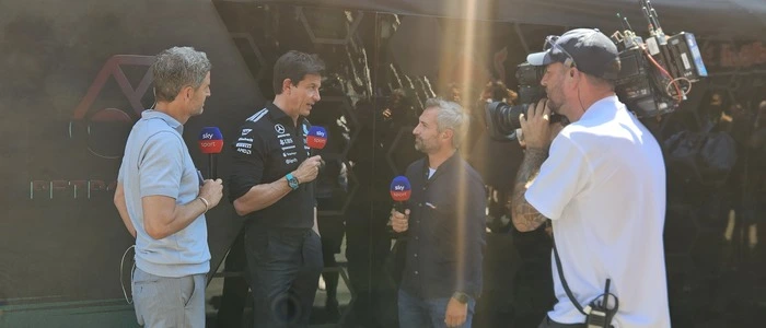 Zwei Männer vom TV-Sender Sky interviewen Merdeces-Teamchef Toto Wolff. Ein Mann filmt mit einer großen TV-Kamera auf seiner Schulter.