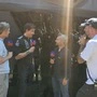 Zwei Männer vom TV-Sender Sky interviewen Merdeces-Teamchef Toto Wolff. Ein Mann filmt mit einer großen TV-Kamera auf seiner Schulter.