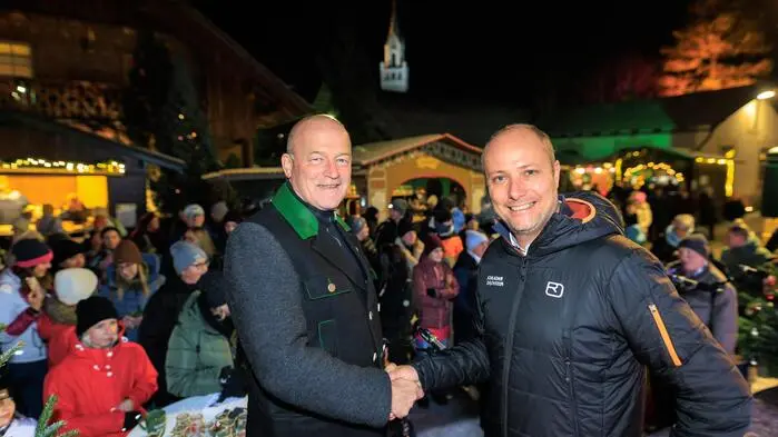 Stimmungsvoller Auftakt in die Adventzeit in Schladming: Am Freitagabend eröffneten Bürgermeister Hermann Trinker und Mathias Schattleitner, Geschäftsführer des Tourismusverbands Schladming-Dachstein, den diesjährigen Advent am Talbach. Fotocredit: Martin Huber